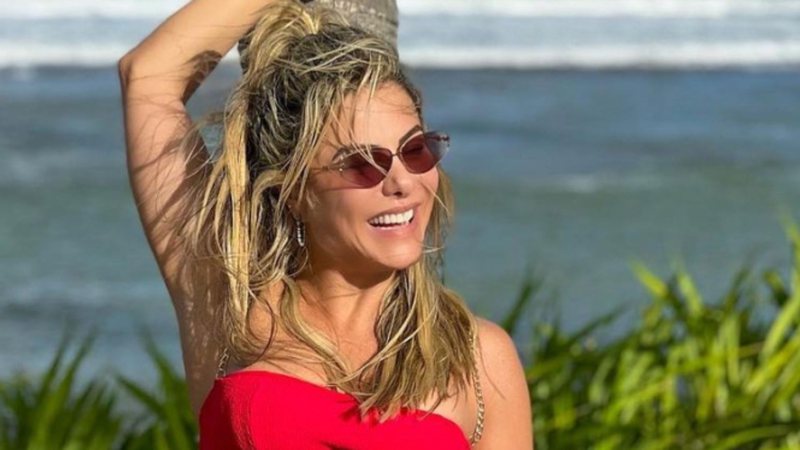 Aos 45 anos, esposa de Leonardo posa com biquíni tomara que caia: "É para poucas" - Reprodução/Instagram