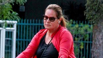 Renata Ceribelli pedala de legging aos 57 anos e exibe boa forma - AgNews