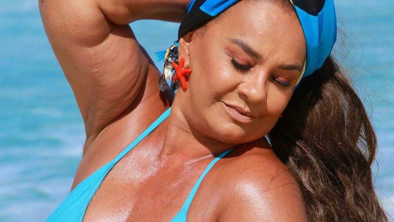 Solange Couto posa de biquíni fio-dental aos 64 anos e fãs reagem: "Meu exemplo" - Reprodução/Instagram