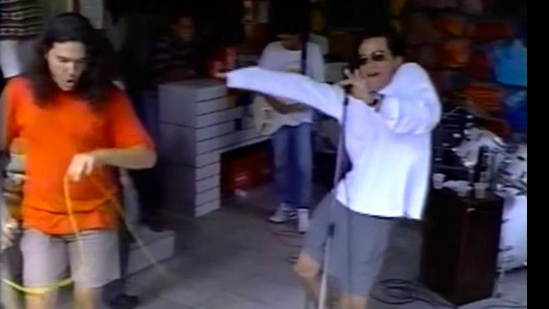 Anos 90: Wagner Moura canta e dança em vídeo da faculdade - Reprodução/ Youtube