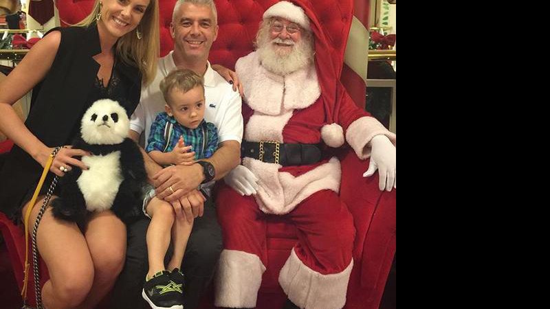 Ana Hickmann e o marido levaram o filho, Alexandre, para conhecer o Papai Noel e, claro, não perderam a oportunidade de curtir a companhia do bom velhinho! - Reprodução/Instagram