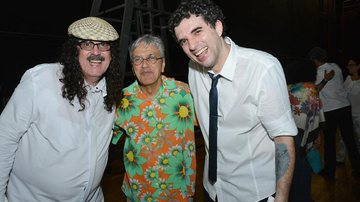 Moraes Moreira e seu filho, Davi, abraçam Caetano Veloso em show em Salvador - Edgard Souza/Divulgação