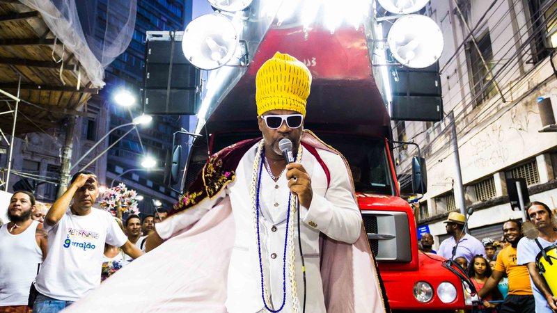 Carlinhos Brown desfila pelas ruas de Salvador - Gilucci Augusto