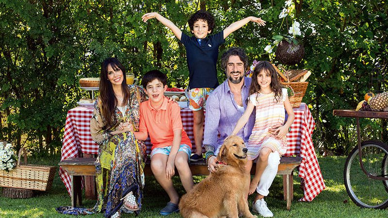 O apresentador Marcos Mion com os filhos Romeo, Donatella e Stefano, e a mulher Suzana Gullo e a fofura da Pankeka, na casa de veraneio da família, em Itu - Fotos: Marco Pinto