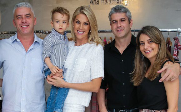 Ana Hickmann com o marido, Alexandre, o filho, Alexandre Jr., e o casal de cunhados Gustavo e Giovana - Manuela Scarpa/Brasil News