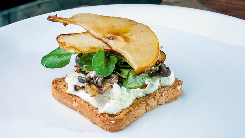 Tostas de chèvre, peras e cogumelos - Rogerio Pallatta