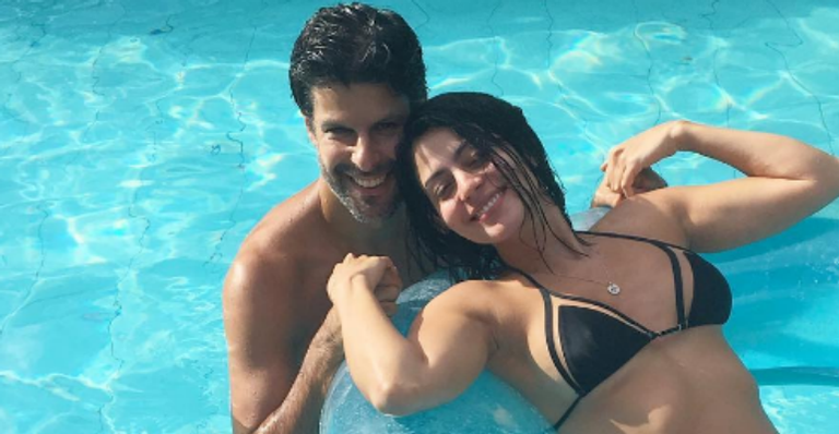 Carol Castro curte relax na piscina ao lado do namorado, Felipe Prazeres - Reprodução Instagram