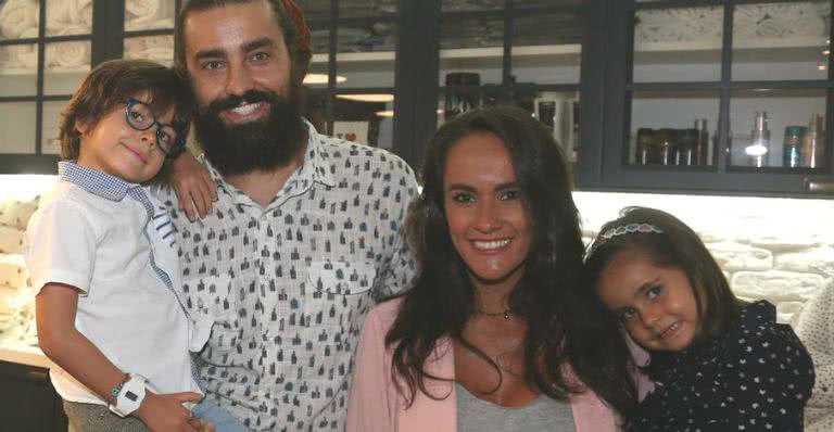 Ricardo Pereira curte festa ao lado dos filhos, Vicente e Francisca, e da esposa, Francisca Pinto - AGNEWS