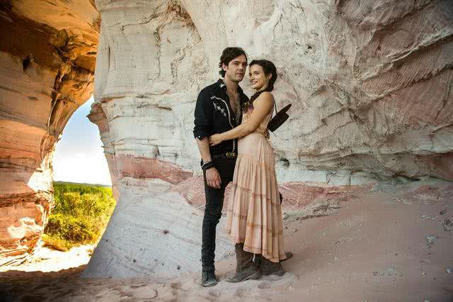 Gael (Sergio Guizé) e Clara (Bianca Bin) na Pedra Furada - Globo / Raquel Cunha