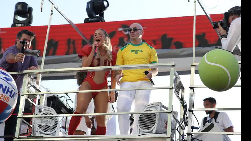 Claudia Leitte e Pitbull no Carnaval de Salvador - AgNews