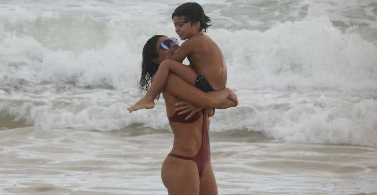 Juliana Paes em dia de praia com a família - FRANCISCO SILVA/AGNEWS