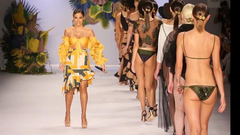 Anitta abre cantando o primeiro desfile da SPFW - Fotos: Brazilnews