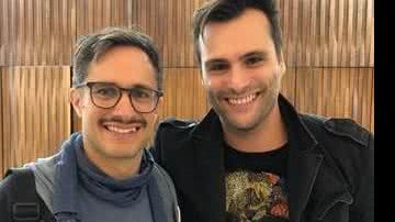 Gael Garcia Bernal recebe Leandro Luna nos bastidores de sua peça, na Argentina - Divulgação