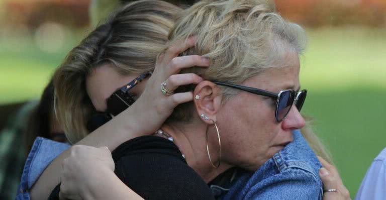 Emocionada, Xuxa Meneghel se despede sua mãe, Dona Alda - AgNews