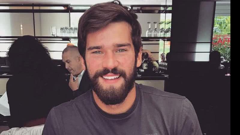 Com um aninho, filha do goleiro Alisson Becker rouba a cena em fotos ao lado do papai - Reprodução