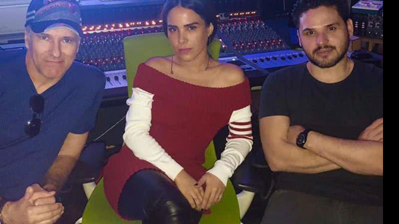 Wanessa no estúdio ao lado dos produtores Cesar Lemos e Dudu Borgues - Reprodução/Instagram