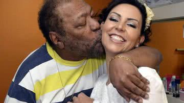 Martinho da Vila beijando o rosto de Cleo Ferreira - Cristina Granato/GMP Assessoria