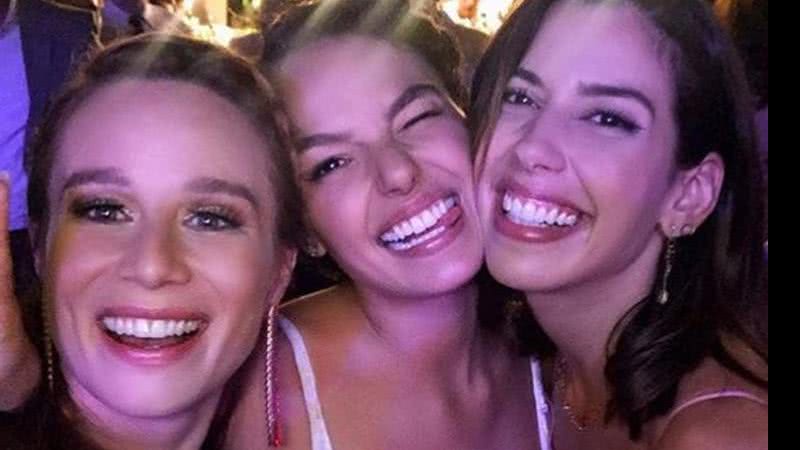 Mariana Ximenes se joga na pista com Isis Valverde - Reprodução