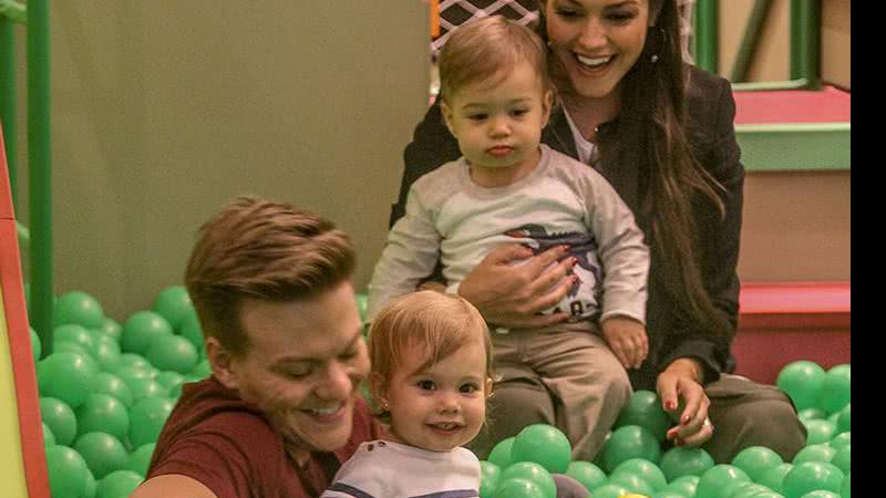 Michel Teló e Thais Fersoza curtem passeio com os filhos, Melinda e Teodoro - Daniel Delmiro / AgNews