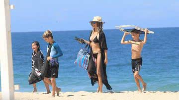 Fernanda Lima curte o dia na praia com os filhos gêmeos - JC Pereira / AgNews