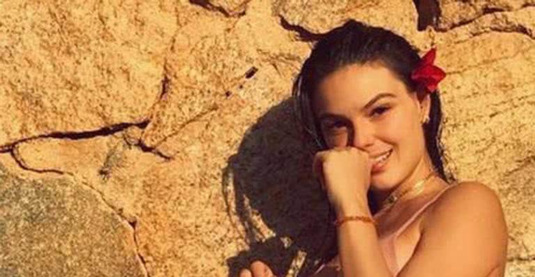 Isis Valverde exibe barriguinha tímida em foto de biquíni - Reprodução