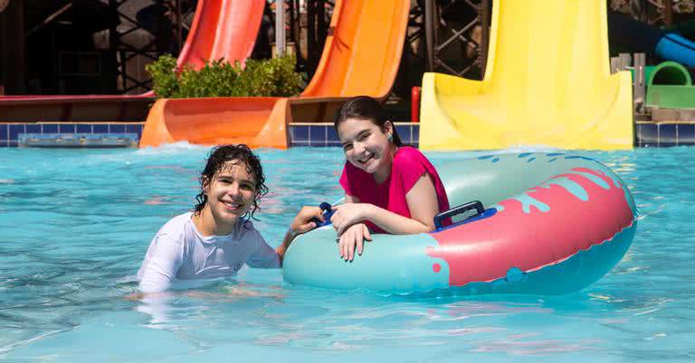 Sophia Valverde e Igor Jansen curtem férias no Beach Park - Reprodução