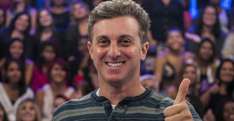 Luciano Huck tenta sair disfarçado, mas é descoberto pelos fãs: ''Como faz para esconder o nariz?'' - Reprodução