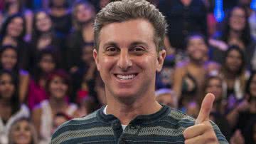 Luciano Huck tenta sair disfarçado, mas é descoberto pelos fãs: ''Como faz para esconder o nariz?'' - Reprodução