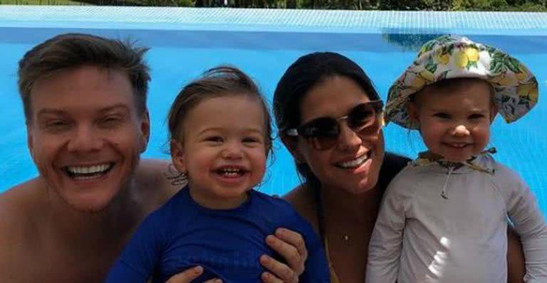 Thais Fersoza e Michel Teló curtem dia de folga na praia com os filhos - Reprodução Instagram