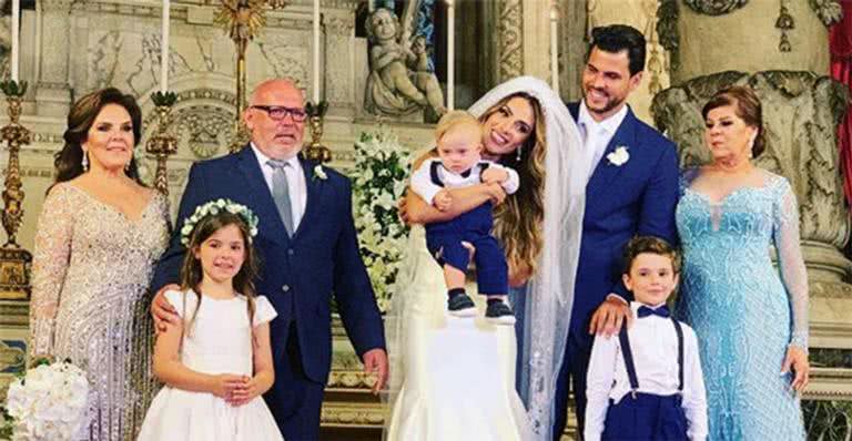 Nicole Bahls e a família após o casamento com Marcelo Bimbi - Reprodução / Instagram