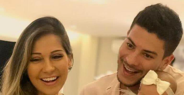 Arthur Aguiar e Mayra Cardi mostram nova foto da filha fazendo caras e bocas: ''Momento fofura'' - Reprodução / Instagram