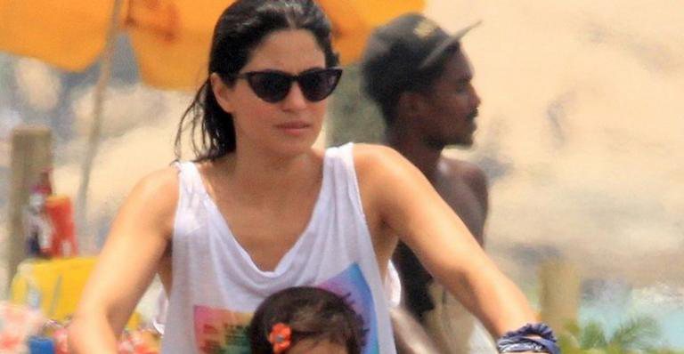 Carol Castro passeia com a filha - AgNews