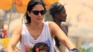 Carol Castro passeia com a filha - AgNews