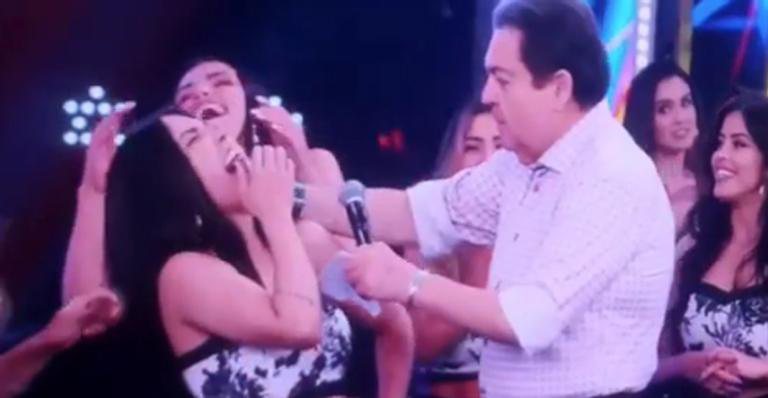 Faustão acerta microfone na cara de bailarina e ela reage - Reprodução