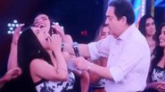 Faustão acerta microfone na cara de bailarina e ela reage - Reprodução