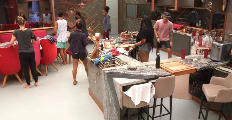 BBB19: Tereza passa mal e é socorrida às pressas - Reprodução