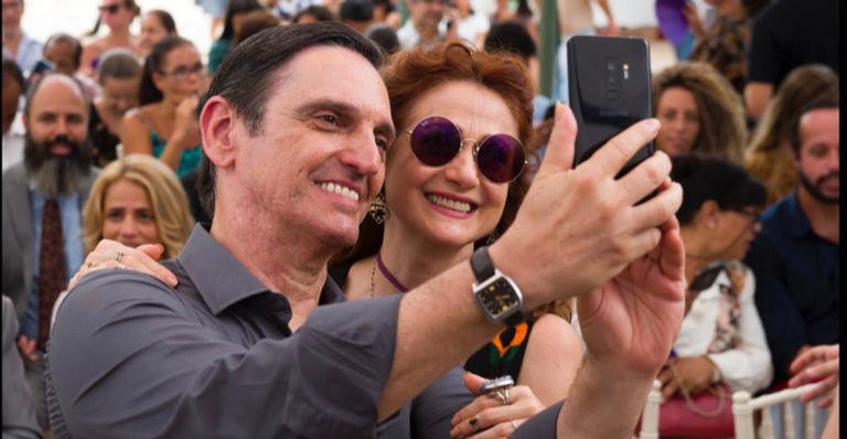 Jurandir e Milu tratam de fazer uma selfie para postar em seu Instagram - Divulgação Globo/César Alves