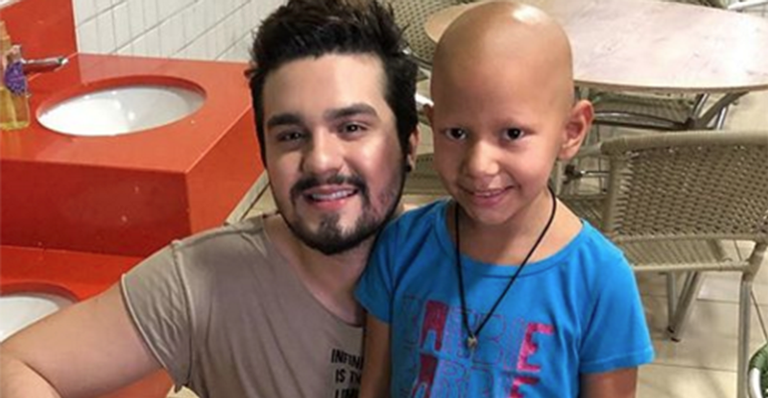 Luan Santana visita crianças com câncer - Reprodução / Instagram