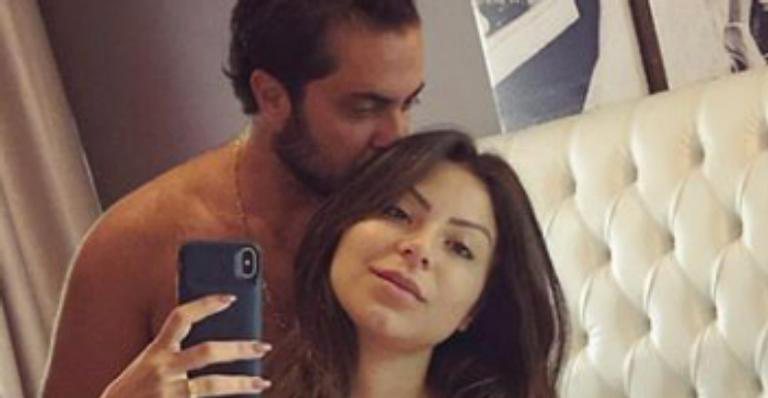 Nus, Thammy Miranda compartilha selfie coladinho com a esposa na cama: ''Paraíso na terra" - Reprodução / Instagram