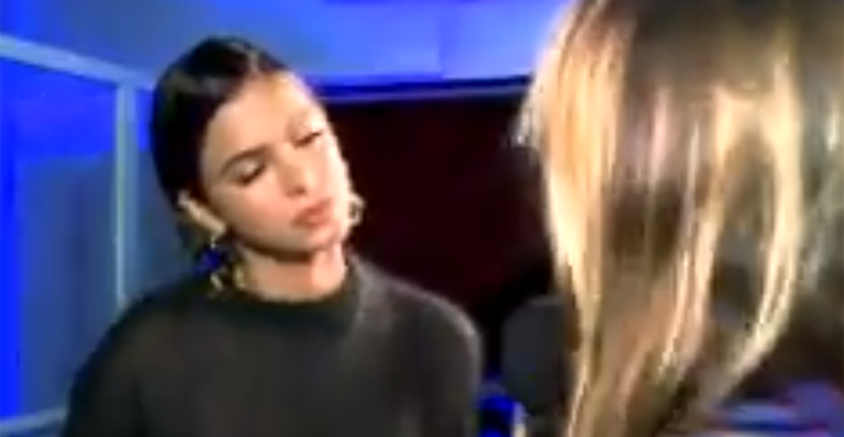 Bruna Marquezine se revolta com repórter do SBT após pergunta: “Você não tem vergonha?” - Reprodução