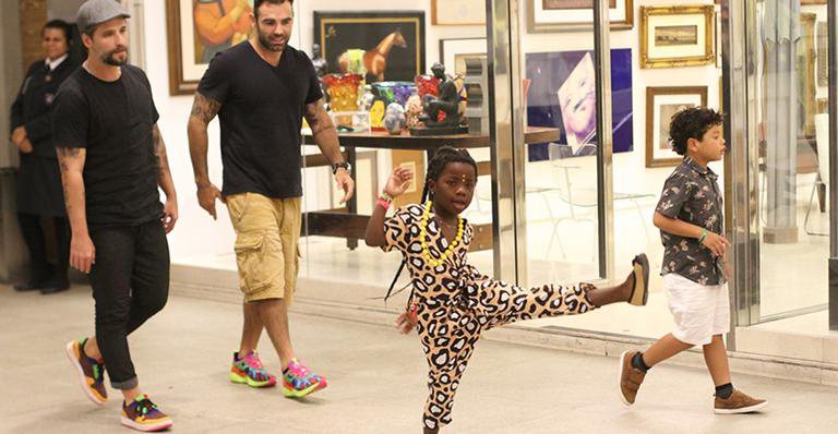 Filha de Bruno Gagliasso rouba a cena durante passeio no shopping - Daniel Delmiro / AgNews