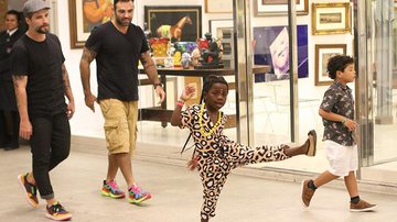 Filha de Bruno Gagliasso rouba a cena durante passeio no shopping - Daniel Delmiro / AgNews