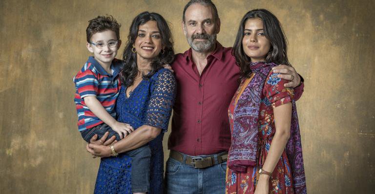 Ana Cecilia Costa, Julia Dalavia, Marco Ricca e Rodrigo Vidal em 'Órfãos da Terra' - Divulgação/Globo/Paulo Belote