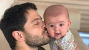 Papai babão! Duda Nagle não se aguenta com Zoe brincando em andador - Reprodução / Instagram