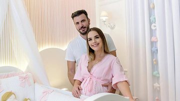 Thaeme e o marido, Fábio Elias, no quarto da filha, Liz - Divulgação / Grão de Gente