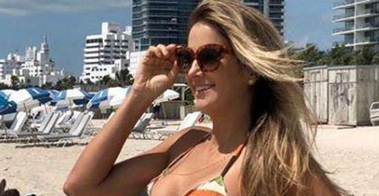 Em Miami, Ticiane Pinheiro surge de biquíni e exibe barrigão - Reprodução