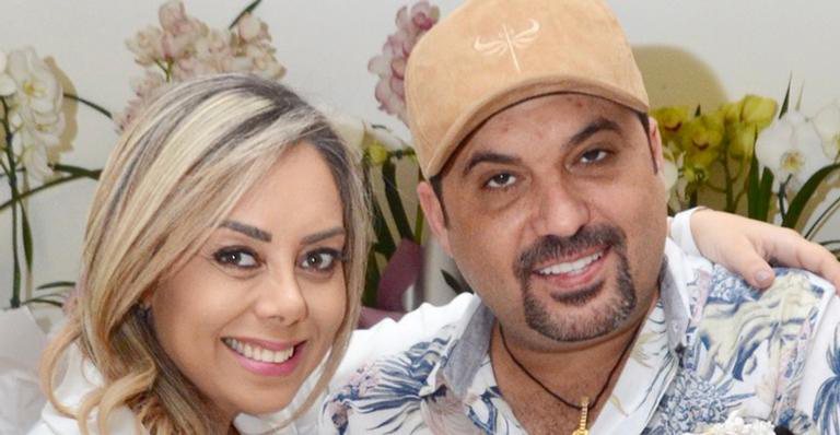 Edson e a mulher deixam a maternidade com a filha - Eduardo Martins / AGNEWS