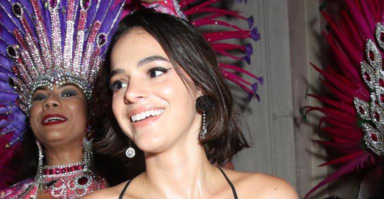 Bruna Marquezine cai na farra - AgNews