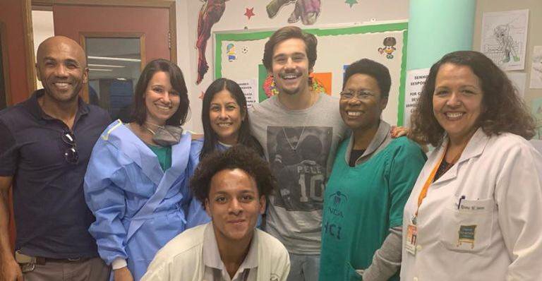 Nicolas Prattes e equipe médica do hospital - Reprodução/Instagram