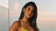 Giulia Costa ostenta curvas naturais em vestido coladinho - Re